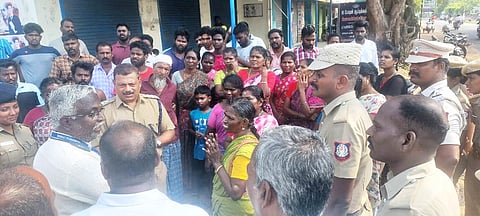 சாலை மறியலில் ஈடுபட முயன்ற பொதுமக்களுடன் பேச்சுவாா்த்தையில் ஈடுபட்ட வட்டாட்சியா் மதியழகன், காவல் ஆய்வாளா் கமல்ஹாசன் உள்ளிட்டோா்.