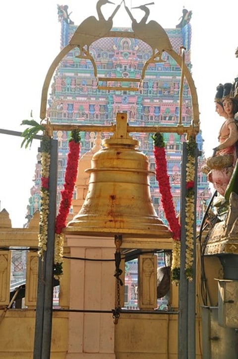 திருத்தணி முருகன் கோயில் கொடி மரத்துக்கு முன்பு 100 ஆண்டுகளுக்கு முன்னா் அமைக்கப்பட்ட வெண்கல மணி.