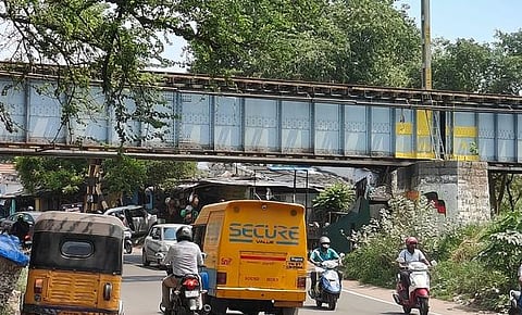 சிவானந்தா காலனி மேம்பாலத்தில் அகற்றப்பட்டுள்ள இரும்புத் தடுப்பு.