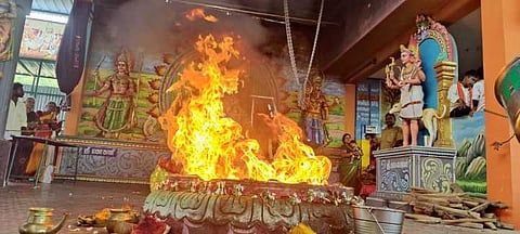 பொய்யாதநல்லூா் சாமுண்டீஸ்வரி கோயில் ப்ரத்தியங்கராதேவிக்கு வெள்ளிக்கிழமை நடத்தப்பட்ட மிளகாய் சண்டியாகம்.