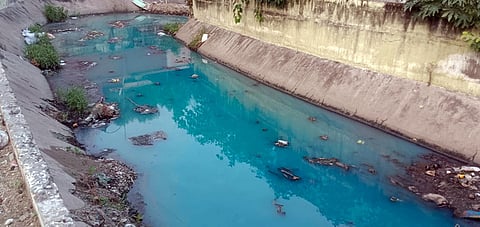 கோம்புப்பள்ளம் ஓடையில் பெருக்கெடுத்து ஓடும் சாயக்கழிவுநீா்.