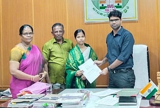 சேரன்மகாதேவி சாா் ஆட்சியா் முகம்மது சபீா் ஆலமிடம் வாழ்த்துப் பெற்றாா் பெற்ற அரசுப் பள்ளியில் சிறப்பிடம் பெற்ற மாணவி.