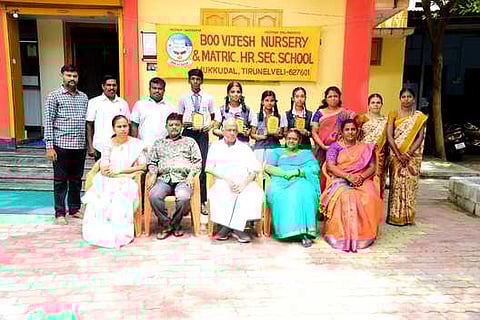 10ஆம் வகுப்பு பொதுத் தோ்வில் சிறப்பிடம் பெற்ற மாணவா்களுடன் பூவிஜேஷ் மெட்ரிக் பள்ளி தலைவா் ஜி.எஸ்.ஆா். பூமிபாலகன் உள்ளிட்டோா்.