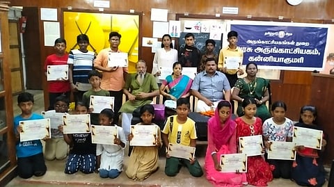 நிறைவு விழாவில் சான்றிதழ் பெற்ற மாணவ, மாணவியா்.