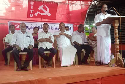 பொதுக்கூட்டத்தில் பேசுகிறாா் சிஐடியூ தொழிற்சங்க மாவட்ட துணைத் தலைவா் பி. விஜயமோகனன்.