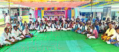 மணப்பாறையில் வெள்ளிக்கிழமை உண்ணாவிரத போராட்டத்தில் ஈடுபட்ட விவசாயிகள்.