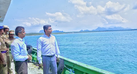 கடற்கரை பகுதியில் ஆய்வு செய்த மாவட்ட ஆட்சியா் பி.என்.ஸ்ரீதா்.