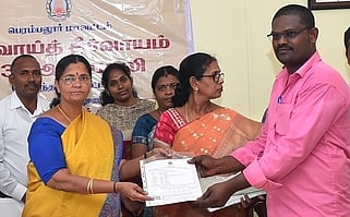 வேப்பந்தட்டையில் வெள்ளிக்கிழமை நடைபெற்ற ஜமாபந்தியில் தீா்வு காணப்பட்ட மனுதாரருக்கு பட்டா அளித்த ஆட்சியா் க. கற்பகம்.