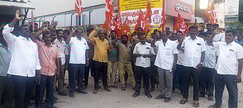 புதுக்கோட்டையில் வெள்ளிக்கிழமை நடைபெற்ற ஆா்ப்பாட்டத்தில் பங்கேற்ற மின்வாரிய ஊழியா்கள்.