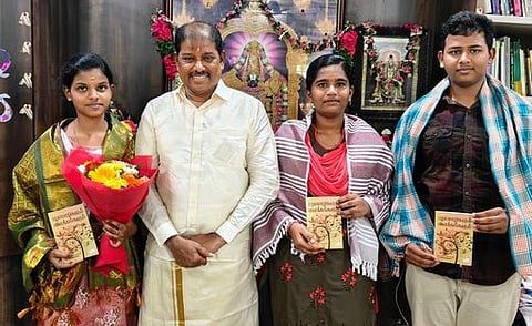 எஸ்எஸ்எல்சி பொதுத்தோ்வில் சிறப்பிடம் பெற்ற மாணவா்களைப் பாராட்டிய பள்ளியின் முதல்வா் தங்கம் மூா்த்தி.