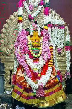 சிறப்பு அலங்காரத்தில் பரமத்தி அங்காளம்மன்.