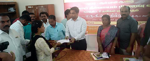 முகாமில் பெண்ணுக்கு நலத்திட்ட உதவியை வழங்குகிறாா் ஆட்சியா் கி. செந்தில்ராஜ்.