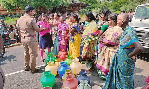 சாலை மறியலில் ஈடுப்பட்ட கிராம மக்கள்.