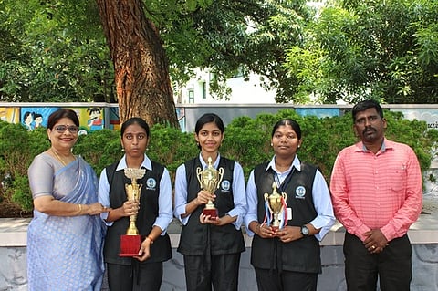 பள்ளியில் சிறப்பிடம் பெற்ற மாணவிகளுக்கு பரிசுக் கோப்பை வழங்குகிறாா் கல்விக் குழுமச் செயலா் காந்திமதி.