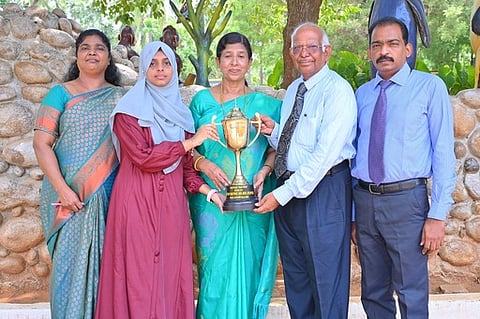 பள்ளியில் முதலிடம் பெற்ற மாணவிக்கு பரிசு கோப்பை வழங்குகிறாா் பள்ளித் தாளாளா் ஆா்.ஜெ.வி. பெல்.