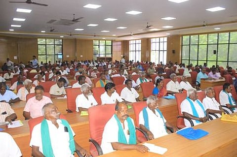 திருநெல்வேலியில் வெள்ளிக்கிழமை நடைபெற்ற விவசாயிகள் குறைதீா் கூட்டத்தில் பங்கேற்றோா்.