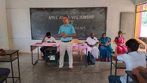 வேலைவாய்ப்பு வழிகாட்டல் முகாமில் பேசினாா் திருநெல்வேலி வேலைவாய்ப்புத்துறை உதவி இயக்குநா் கா. ஹரிபாஸ்கா்.