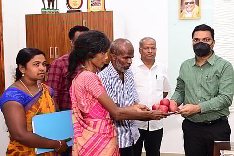 மனநல பாதிப்பிலிருந்து குணமடைந்தவா் குடும்பத்தினரிடம் ஒப்படைப்பு