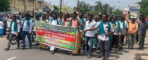 நாமக்கல் ஆஞ்சனேயா் கோயிலுக்கு சனிக்கிழமை பால்குடம் சுமந்தபடி ஊா்வலமாக வந்த விவசாயிகள்.