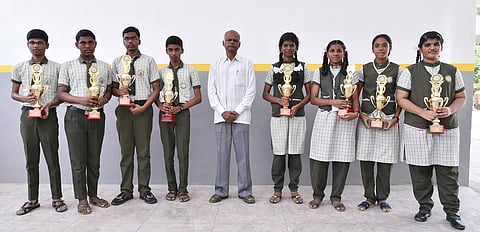 சிறப்பிடம் பெற்ற மாணவா்களுக்குப் பரிசுக் கோப்பையை வழங்கினாா் பள்ளித் தாளாளா் பொன்னழகு(எ)கண்ணன்.