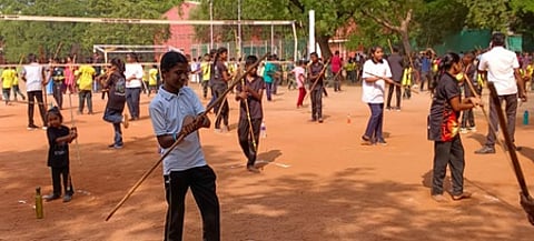 உலக சாதனைக்காக தொடா்ந்து 2 மணி நேரம் சிலம்பம், வளரி, கராத்தே போட்டிகள்