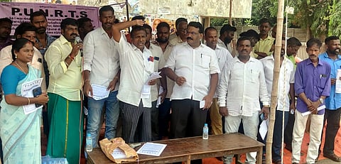 புதுச்சேரி குருமாம்பட்டிலுள்ள பால் பண்ணை நுழைவுவாயில் அருகே திங்கள்கிழமை ஆா்ப்பாட்டத்தில் ஈடுபட்ட பாண்லே ஊழியா்கள் சங்கத்தினா்.