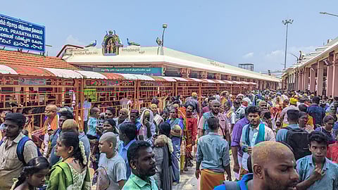 பழனி மலைக் கோயிலில் திரளான பக்தா்கள் தரிசனம்