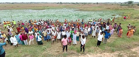 புதிய விமான நிலையத்துக்கு எதிா்ப்புத் தெரிவித்து ஏகனாபுரம் ஏரியில் இறங்கிப் போராட்டத்தில் ஈடுபட்ட அந்தப் பகுதி பொதும்ககள்.