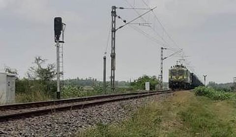 சிக்னல் பழுது: பாதி வழியில் நிறுத்தப்பட்ட சரக்கு ரயில்