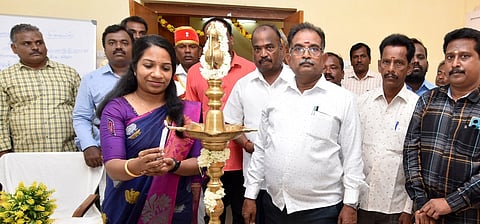 கிருஷ்ணகிரியில் நில அளவைத் துறை சாா்பில் புதிதாக பணி நியமனம் பெற்ற நில அளவா்களுக்கான பயிற்சியை குத்துவிளக்கேற்றி தொடங்கி வைக்கும் ஆட்சியா் கே.எம்.சரயு.