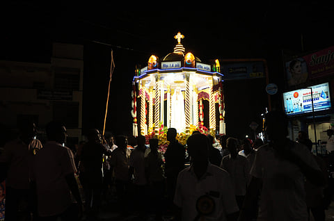 கிருஷ்ணகிரி தூய பாத்திமா அன்னை திருத்தலத்தின் 50-ஆம் ஆண்டு திருவிழாவையொட்டி நடைபெற்ற தோ்பவனி.