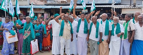 ஆா்ப்பாட்டத்தில் பங்கேற்றோா்