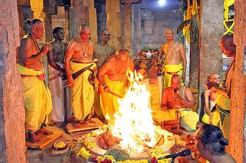 கோவிந்தராஜசுவாமி கோயிலில் மகாசம்ப்ரோக்ஷணத்தை யொட்டி நடத்தப்பட்ட யாகம்.