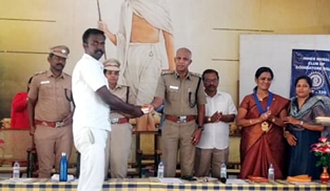 10, பிளஸ் 2 தோ்ச்சி பெற்ற சிறைவாசிகளுக்கு பாராட்டு