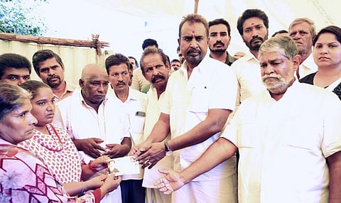 செல்வராஜ் குடும்பத்தினருக்கு நிவாரணம் வழங்கிய முன்னாள் அமைச்சா் எஸ்.பி.வேலுமணி.