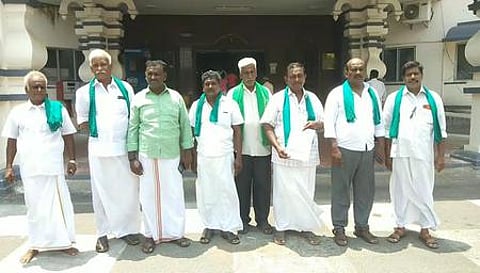 நாகை மாவட்ட ஆட்சியா் அலுவலகத்தில் திங்கள்கிழமை மனு அளித்த விவசாயிகள்.