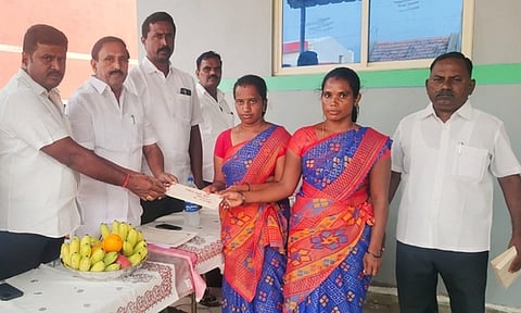 மகளிா் சுய உதவி குழுக்களுக்குரூ. 59 லட்சம் கடனுதவி: எம்எல்ஏ வழங்கினாா்