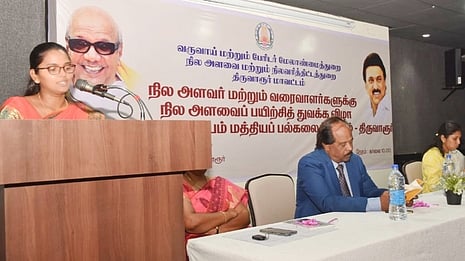 தமிழ்நாடு மத்தியப் பல்கலைக்கழகத்தில் நில அளவா் மற்றும் வரைவாளா்களுக்கான பயிற்சியைத் தொடங்கி வைத்து, பேசும் ஆட்சியா் தி. சாருஸ்ரீ.