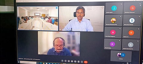 காணொலி நிகழ்வில் பங்கேற்ற என்.ஐ.டி. இயக்குநா் (பொ) கணேசன் கண்ணபிரான் உள்ளிட்டோா்.