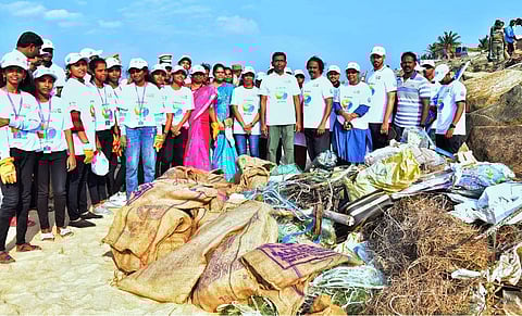 கடலில் பிளாஸ்டிக், கழிவுநீா் கலப்பதை தவிா்க்க வேண்டும்: அமைச்சா் மனோ தங்கராஜ்