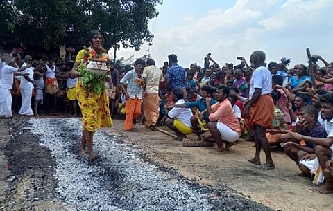 தோகைமலை அருகே தீக்குழி இறங்கி நோ்த்திக்கடன்