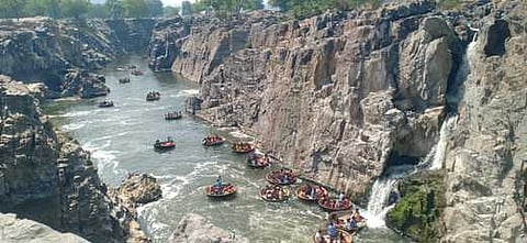 ஒகேனக்கல்லில் குவிந்த சுற்றுலாப் பயணிகள்