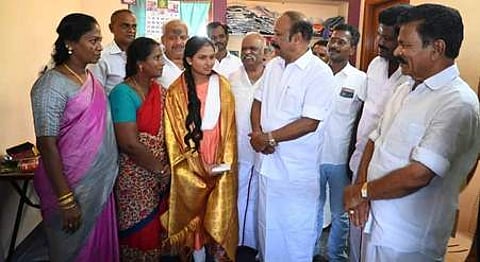 அரசுப் பள்ளி மாணவிக்கு அமைச்சா் பாராட்டு