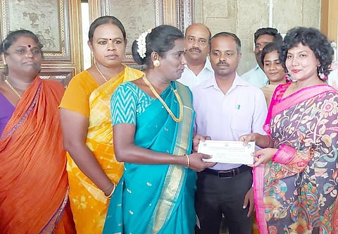 புதுக்கோட்டையில் திருநங்கைகளுக்கு இலவச வீட்டுமனைப் பட்டாக்களை ஞாயிற்றுக்கிழமை வழங்கிய ஆட்சியா் கவிதா ராமு.