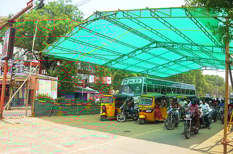 வாட்டும் வெயில்: போக்குவரத்து சிக்னலில் மேற்கூரை அமைப்பு வாகன ஓட்டிகள் வரவேற்பு