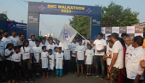 தஞ்சாவூரில் ஞாயிற்றுக்கிழமை நடைபெற்ற நடைப்பயணத்தை கொடியசைத்து தொடக்கி வைத்த மேயா் சண். ராமநாதன்.