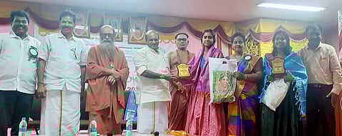 மாணவா்களுக்கு விருதுகளையும், பரிசுகளையும் வழங்கிய புதுவை பொதுப் பணித் துறை அமைச்சா் க.லட்சுமி நாராயணன்