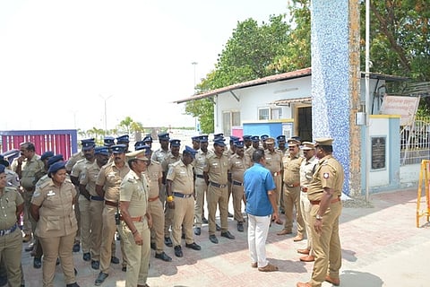 தூத்துக்குடி முத்துநகா் கடற்கரை பூங்கா முன் குவிக்கப்பட்டுள்ள போலீஸாா்.