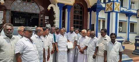 திருவாரூா் மாவட்ட ஆட்சியரிடம் பூரண மதுவிலக்கு தொடா்பாக மனு அளித்த தமிழ் மாநில காங்கிரஸ் கட்சியினா்.