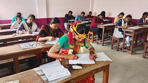 மணக்கோலத்தில் தோ்வெழுதிய மாணவி மதுமிதா.